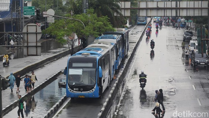 Hingga pukul 13.00 WIB, banjir masih menggenangi kawasan perbelanjaan Mangga Dua, Jakarta Utara, Senin (12/1/2026).