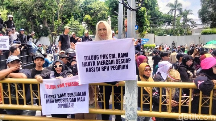 Bukan Madas, Demo Bawa Sapi di DPRD Surabaya Menolak Rencana Ini