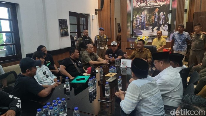 Massa demo melakukan audiensi bersama Asisten 1 Pemkot M Fikser dan Dirut RPH Fajar Isnugroho.