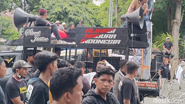 Massa demo RPH Pegirian bergeser ke Balai Kota Surabaya Massa demo RPH Pegirian bergeser ke Balai Kota Surabaya