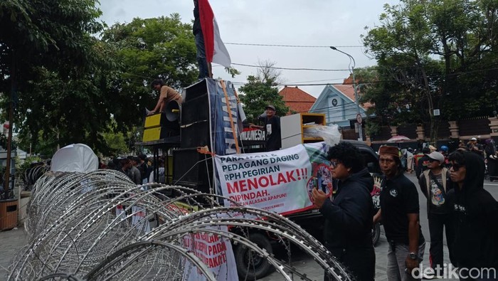 Masih Bawa Sapi, Massa Demo RPH Pegirian Geruduk Balai Kota Surabaya