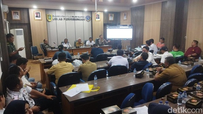 Mediasi ojol dan opang Stasiun Klaten di Dishub Klaten, Senin (12/1/2026).