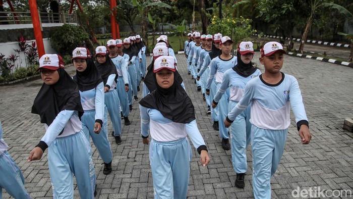 Siswa dan siswi terlihat aktif mengikuti berbagai kegiatan di kawasan Sekolah Rakyat Terpadu 9, Balai Besar Pendidikan dan Pelatihan Kesejahteraan Sosial, Banjarbaru, Kalimantan Selatan, Minggu (11/1/2026), menjelang peresmian sekolah rakyat tersebut.