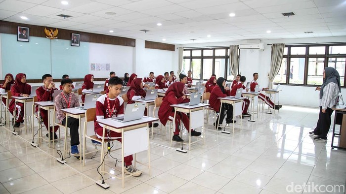 Siswa dan siswi terlihat aktif mengikuti berbagai kegiatan di kawasan Sekolah Rakyat Terpadu 9, Balai Besar Pendidikan dan Pelatihan Kesejahteraan Sosial, Banjarbaru, Kalimantan Selatan, Minggu (11/1/2026), menjelang peresmian sekolah rakyat tersebut.