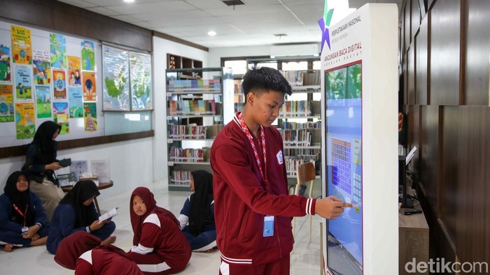 Siswa dan siswi terlihat aktif mengikuti berbagai kegiatan di kawasan Sekolah Rakyat Terpadu 9, Balai Besar Pendidikan dan Pelatihan Kesejahteraan Sosial, Banjarbaru, Kalimantan Selatan, Minggu (11/1/2026), menjelang peresmian sekolah rakyat tersebut.