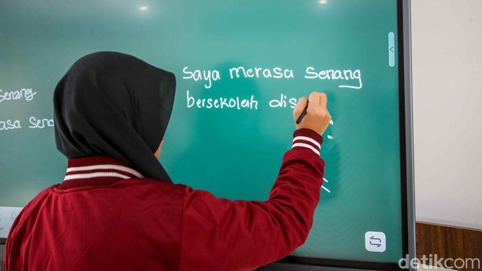 Siswa dan siswi terlihat aktif mengikuti berbagai kegiatan di kawasan Sekolah Rakyat Terpadu 9, Balai Besar Pendidikan dan Pelatihan Kesejahteraan Sosial, Banjarbaru, Kalimantan Selatan, Minggu (11/1/2026), menjelang peresmian sekolah rakyat tersebut.