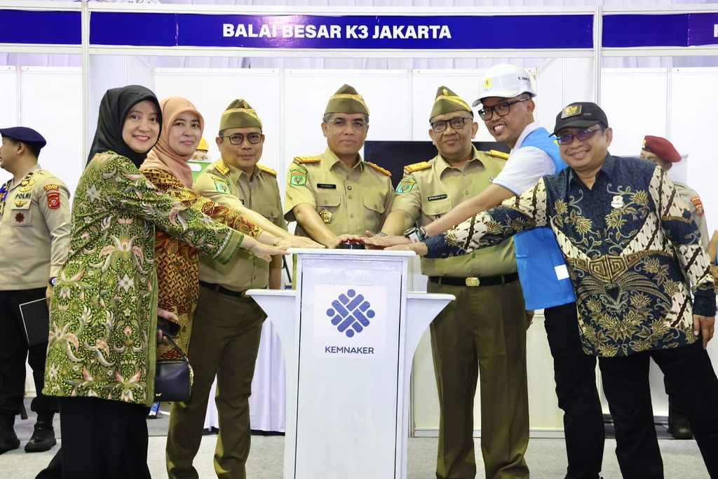 Menaker Yassierli saat memimpin Apel Hari K3 dan Pencanangan Bulan K3 Nasional Tahun 2026 di Bekasi, Jawa Barat, Senin (12/1/2026). Sumber foto: Biro Humas Kemnaker