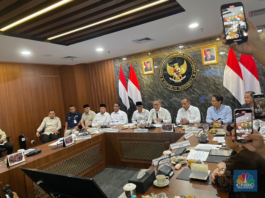 Menko Pangan Zulkifli Hasan bersama para meneteri terkait dalam konferensi pers di gedung Graha Mandiri Jakarta, Senin (12/1/2026). (CNBC Indonesia/Romys Bhinekasari)