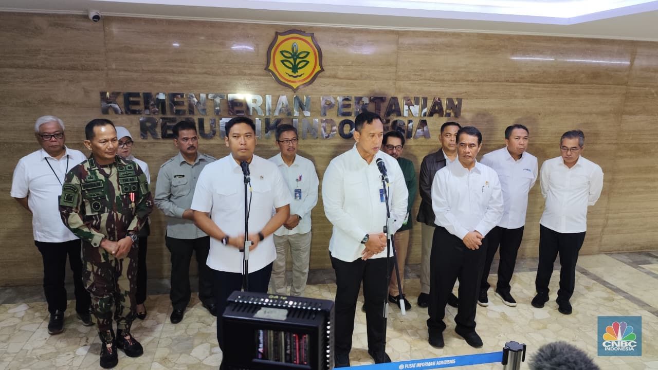 Menteri Pertanian (Mentan) Amran Sulaiman, bersama Wakil Menteri Pertanian (Wamentan) Sudaryono, dan Direktur Utama Perum Bulog Ahmad Rizal Ramdhani saat konferensi pers di kantor Kementan, Jakarta, Senin (12/1/2026).(CNBC INdonesia/Matyasari RIzky)