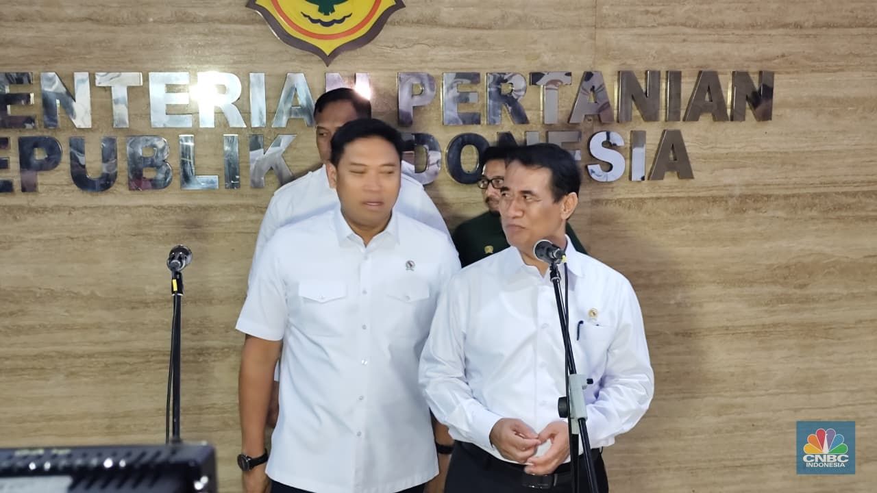 Menteri Pertanian (Mentan) Amran Sulaiman, bersama Wakil Menteri Pertanian (Wamentan) Sudaryono, dan Direktur Utama Perum Bulog Ahmad Rizal Ramdhani saat konferensi pers di kantor Kementan, Jakarta, Senin (12/1/2026).(CNBC INdonesia/Matyasari RIzky)