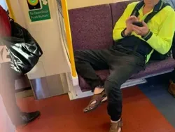 Momen Manusia Bertindak Jahat, Setan Juga Sungkem Kayaknya