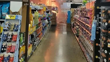 Entah apa tujuannya, ada orang yang iseng membakar tisu toilet di toko ini. Foto: insanezane777 via Bored Panda