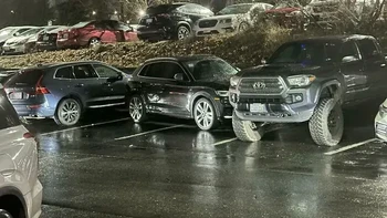 Parkir ngasal, padahal lagi penuh. Bisa sih, parkir di depannya. Biar tahu rasa. Foto: PlaystationFanboy via Bored Panda