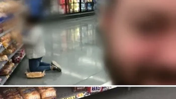 Dih, kalau nggak mau kotor ya, bawa aja alas sendiri. Masa pakai roti yang dijajakan. Foto: yukiyeah via Bored Panda