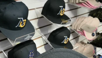 Ada yang menukar topi yang sudah lama dia pakai dengan yang baru. Jorok dan jahat, eww. Foto: Pozoru via Bored Panda