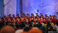 Pada akhir rangkaian pentas, Presiden Prabowo memberikan tepuk tangan meriah kepada para siswa. Wajahnya terlihat bangga dan terharu menyaksikan langsung semangat, keberanian, dan potensi besar yang dimiliki anak-anak Sekolah Rakyat.