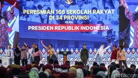 Selain itu, berbagai pentas seni lain seperti tarian daerah, nyanyian, dan pembacaan puisi juga ditampilkan secara bergantian. Semua penampilan menunjukkan betapa Sekolah Rakyat tidak hanya menjadi tempat belajar akademik, tetapi juga ruang bagi anak-anak untuk mengembangkan bakat, kreativitas, dan rasa percaya diri.
