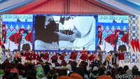 Satu per satu pentas ditampilkan dengan penuh semangat. Pertunjukan teatrikal yang dibawakan para siswa mengisahkan kehidupan sehari-hari anak-anak dari berbagai latar belakang yang berjuang meraih cita-cita melalui pendidikan.