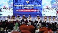 Tak hanya itu, aksi polisi cilik juga menjadi salah satu penampilan yang mencuri perhatian. Dengan seragam lengkap, para siswa memperagakan baris-berbaris, penghormatan, serta simulasi pengaturan lalu lintas.