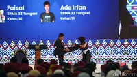 Pertunjukan seni bela diri silat pun tak kalah menarik. Beberapa siswa tampil dengan penuh ketangkasan, memperagakan jurus-jurus dasar hingga rangkaian gerakan yang memukau. Iringan musik tradisional membuat penampilan silat tersebut semakin berwarna, sekaligus mencerminkan kekayaan budaya yang tetap dijaga dan diajarkan kepada para peserta didik.