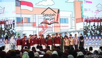 Sejumlah siswa dan siswi Sekolah Rakyat melakukan pentas seni di hadapan Presiden Prabowo Subianto saat acara peresmian simbolik pembangunan Sekolah Rakyat di 166 titik yang tersebar di 34 provinsi, yang digelar di kawasan Banjarbaru, Kalimantan Selatan, Senin (12/1/2025).