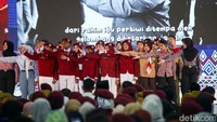 Gerakan yang rapi dan penuh disiplin membuat suasana semakin hidup, sekaligus menunjukkan bagaimana pendidikan karakter dan kedisiplinan sudah mulai ditanamkan sejak dini di Sekolah Rakyat.