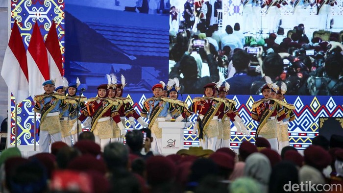 Siswa dan siswi Sekolah Rakyat tampil percaya diri membawakan pentas seni saat peresmian simbolik pembangunan Sekolah Rakyat di Banjarbaru, Kalimantan Selatan, Senin (12/1/2025).