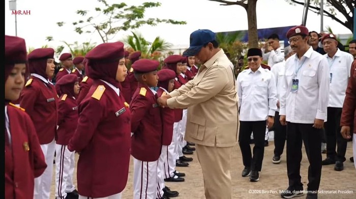 Momen Hangat Prabowo Bantu Rapikan Dasi-Baret Siswa Sekolah Rakyat