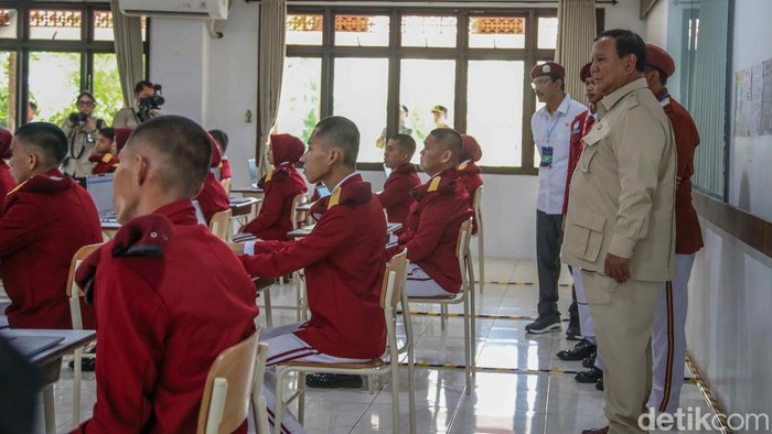 Presiden Prabowo Subianto  meninjau ruangan dan fasilitas  Sekolah Rakyat Terpadu 9 saat meresmikan secara simbolik pembangunan Sekolah Rakyat di 166 titik yang tersebar di 34 provinsi di kawasan Banjarbaru, Kalimantan Selatan, Senin (12/1/2025).