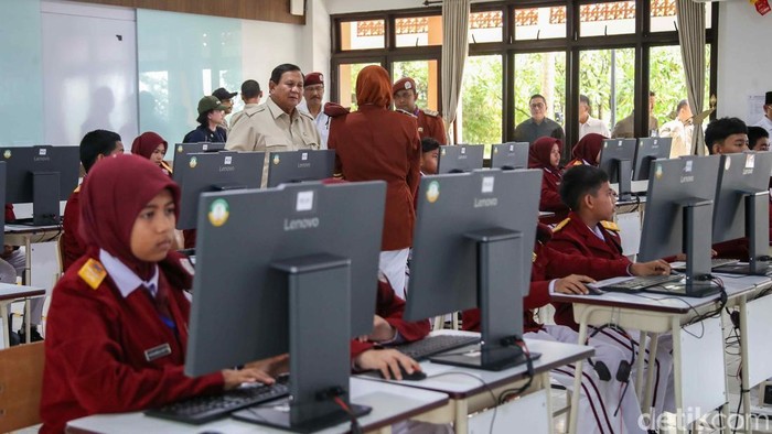 Presiden Prabowo Subianto  meninjau ruangan dan fasilitas  Sekolah Rakyat Terpadu 9 saat meresmikan secara simbolik pembangunan Sekolah Rakyat di 166 titik yang tersebar di 34 provinsi di kawasan Banjarbaru, Kalimantan Selatan, Senin (12/1/2025).
