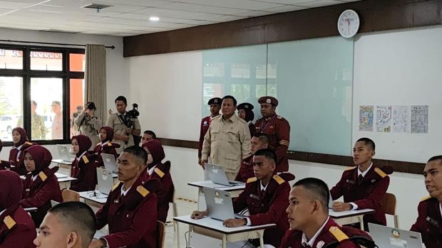 Presiden Prabowo Subianto sempat meninjau sejumlah fasilitas Sekolah Rakyat Terpadu (SRT) 9 Balai Besar Pendidikan dan Pelatihan Kesejahteraan Sosial (BBPPKS), Banjarbaru, Kalimantan Selatan, Senin (12/1/2026). Prabowo meninjau ruangan kelas hingga ruang makan.