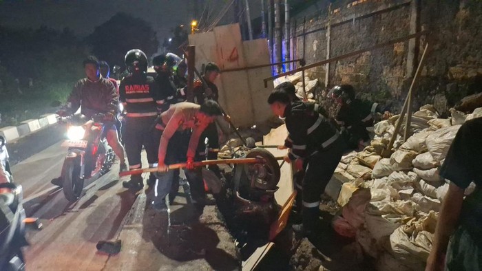 Pria di Bogor Dikeroyok Gerombolan Pemotor hingga Nyungsruk ke Lubang Galian