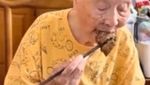 Gokil! Nenek Berusia 100 Tahun Ini Sukses Jadi Food Vlogger Viral