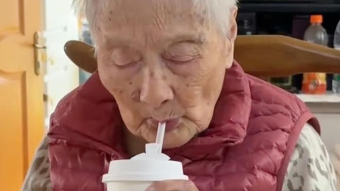 Gokil! Nenek Berusia 100 Tahun Ini Sukses Jadi Food Vlogger Viral