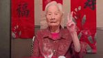 Gokil! Nenek Berusia 100 Tahun Ini Sukses Jadi Food Vlogger Viral