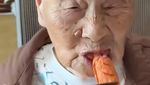 Gokil! Nenek Berusia 100 Tahun Ini Sukses Jadi Food Vlogger Viral