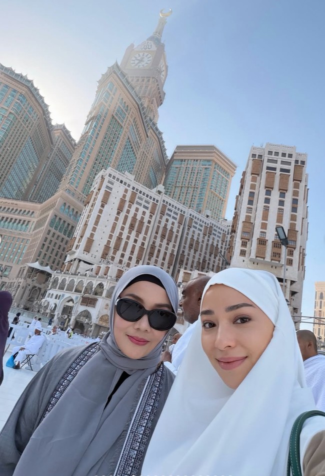 Tampil berhijab, penampilan Nikita sukses curi atensi. Wajahnya terlihat adem dengan kepala yang tertutup hijab. Foto: Instagram/@nikitawillyofficial94/@yorafebrina