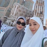 Potret Nikita Willy Umrah Bareng Keluarga, Wajahnya Bikin Adem Berbalut Hijab