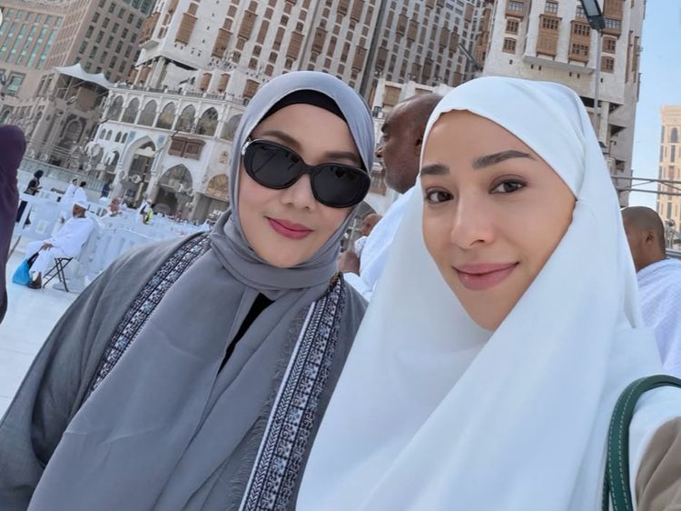 Potret Nikita Willy Umrah Bareng Keluarga, Wajahnya Bikin Adem Berbalut Hijab