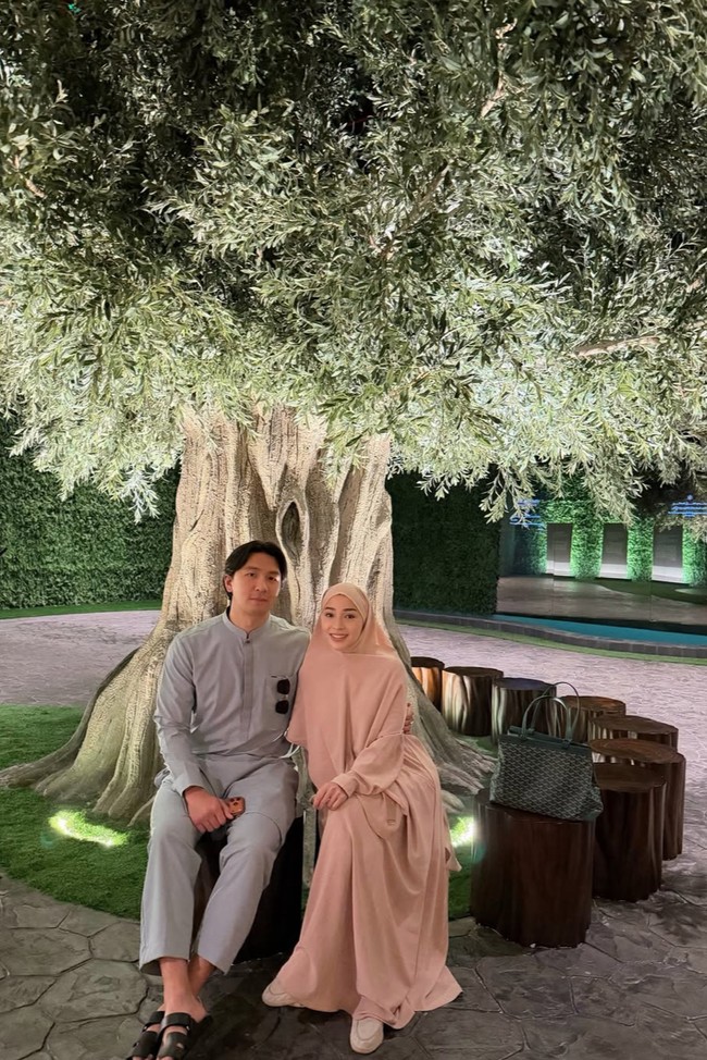 Dalam salah satu kesempatan Nikita terlihat duduk di samping suaminya, Indra Priawan. Penampilannya terlihat sederhana dan santun dengan busana syari lengkap dengan hijab warna salem. Foto: Instagram/@nikitawillyofficial94/@yorafebrina