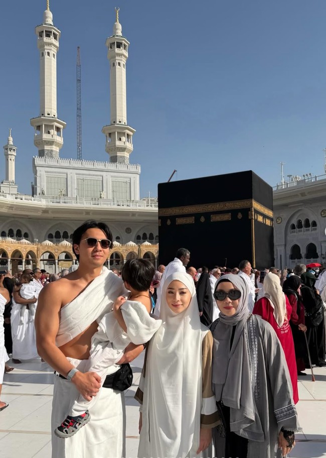 Momen umrah tersebut menjadi pembuka tahun 2026 bagi Nikita Willy dan keluarga. Sang bunda, Yora Febrina juga ikut membagikan foto-foto perjalanan umrahnya ke Instagram. Foto: Instagram/@nikitawillyofficial94/@yorafebrina