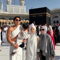 Momen umrah tersebut menjadi pembuka tahun 2026 bagi Nikita Willy dan keluarga. Sang bunda, Yora Febrina juga ikut membagikan foto-foto perjalanan umrahnya ke Instagram. Foto: Instagram/@nikitawillyofficial94/@yorafebrina