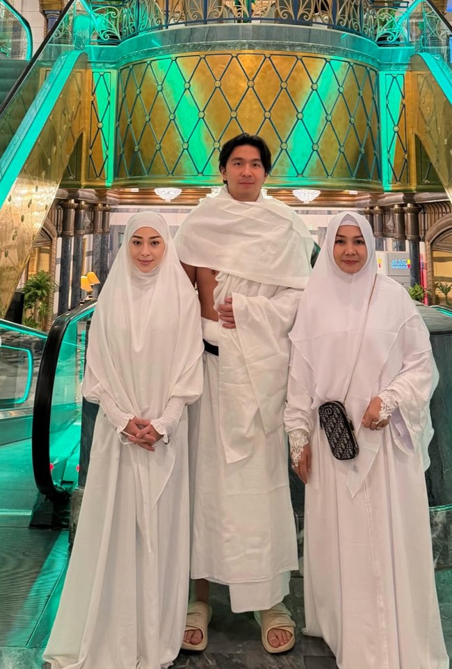 Dalam foto satu ini Nikita, Indra, dan Yora, tampil kompak berbalut busana serba putih. Penampilan Nikita sendiri terlihat natural tanpa pulasan makeup. Foto: Instagram/@nikitawillyofficial94/@yorafebrina