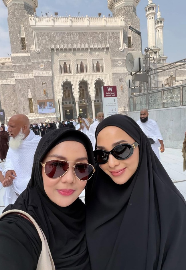 Kenakan busana serba hitam, Nikita dan sang bunda tampak foto selfie bersama. Kali ini penampilan Nikita lebih fresh dengan lipstik pink natural yang glossy. Ia juga melengkapi penampilannya dengan kaca mata hitam. Foto: Instagram/@nikitawillyofficial94/@yorafebrina