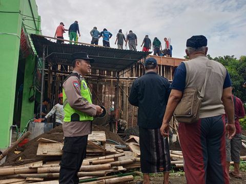 Kerja bakti Bhabinkabtibmas Polsek Purwokerto Selatan dari Polresta Banyumas dan warga saat mengecor atap masjid milik MWC NU Purwokerto Selatan di Kelurahan Karangklesem, Minggu (11/1/2026).