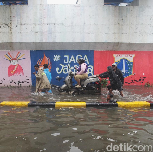 Ojek Gerobak Jadi Andalan Warga Saat Banjir Rendam Mangga Dua