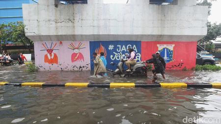 Ojek Gerobak Jadi Andalan Warga Saat Banjir Rendam Mangga Dua