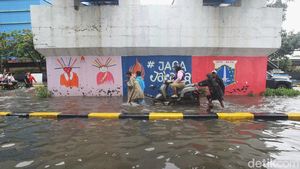 Ojek Gerobak Jadi Andalan Warga Saat Banjir Rendam Mangga Dua