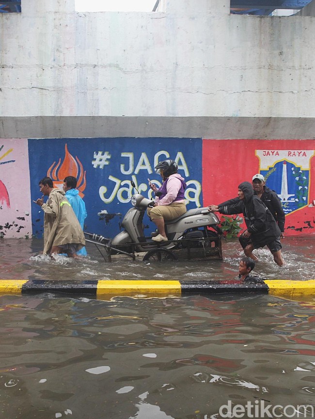 Ojek Gerobak Jadi Andalan Warga Saat Banjir Rendam Mangga Dua