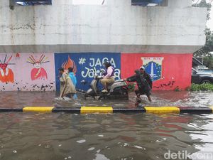 Ojek Gerobak Jadi Andalan Warga Saat Banjir Rendam Mangga Dua
